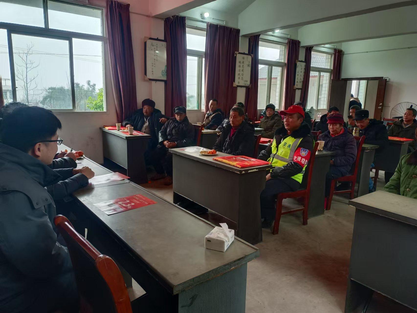 南溪街道白花村开展返乡农民工座谈会图片1.jpg