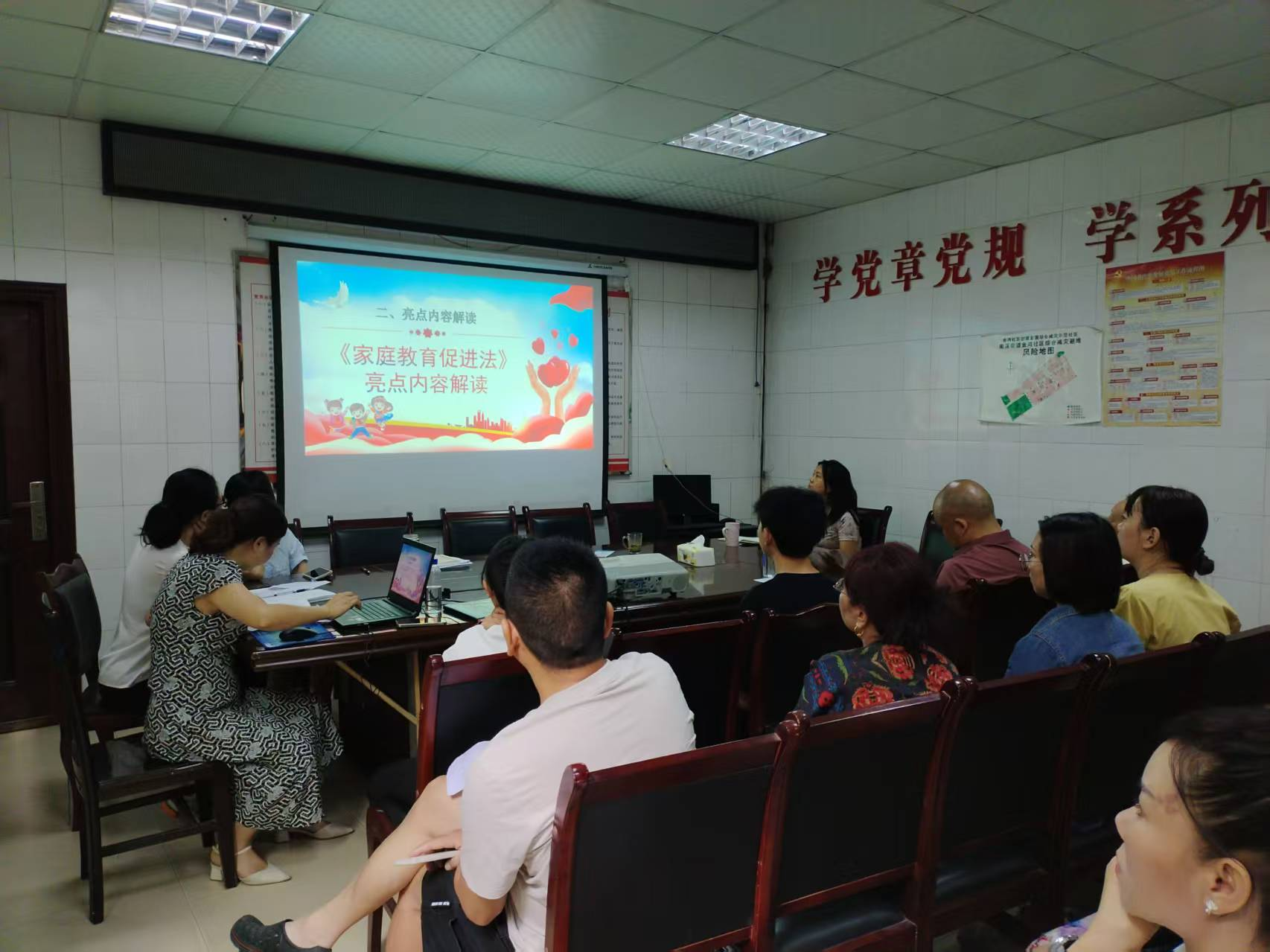 1南溪街道金鸿社区家长学校开展《家庭教育促进法》宣讲活动图片2.png