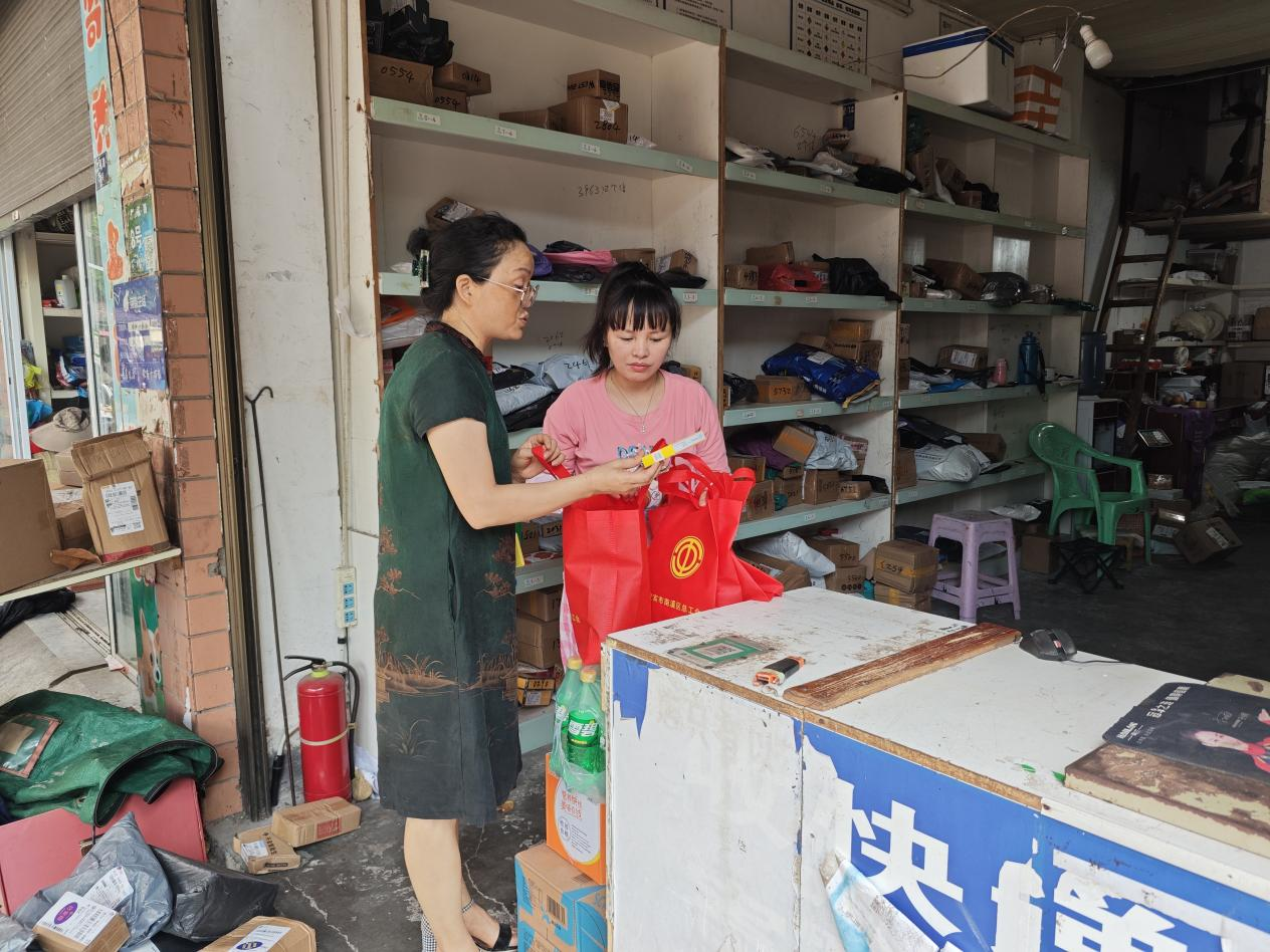 南门社区新业态工会开展“夏日送清凉 防暑护安康”活动(1).png