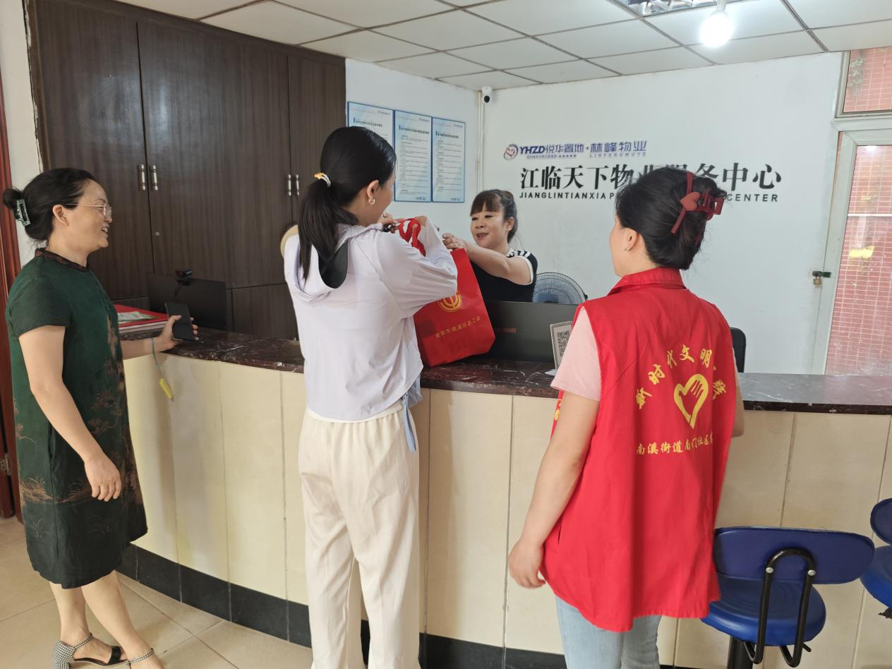南门社区新业态工会开展“夏日送清凉 防暑护安康”活动(2).png