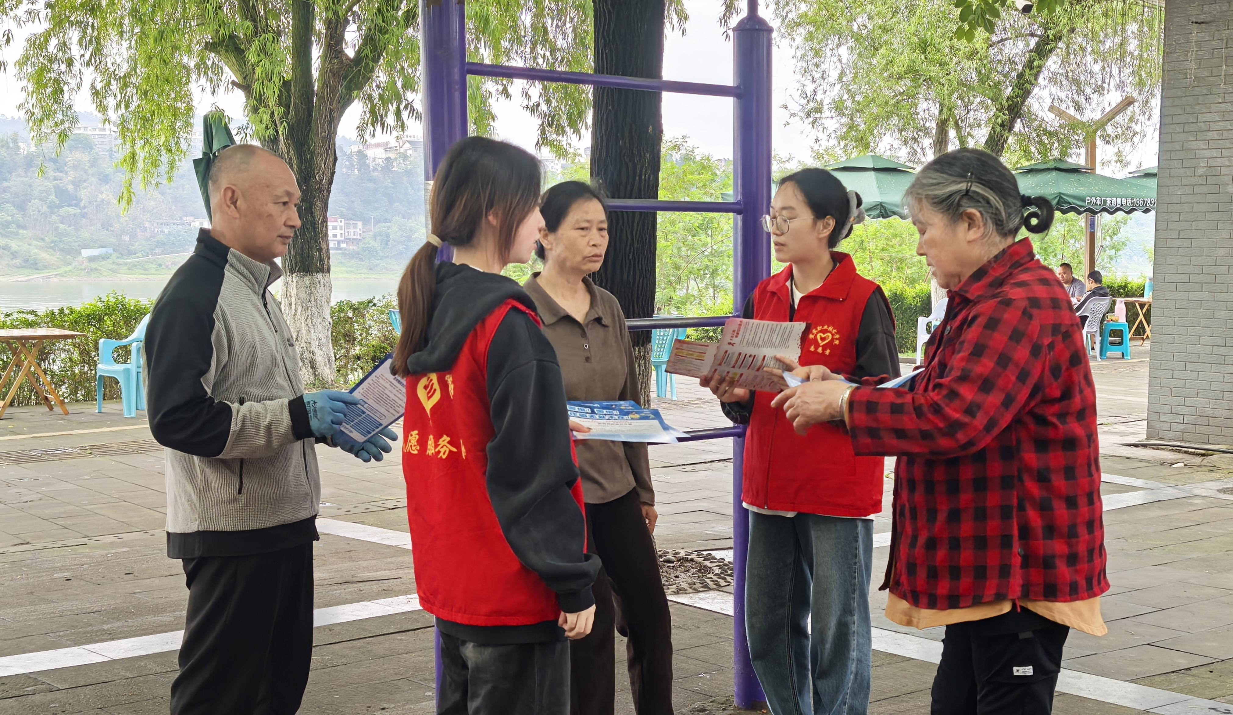 2026.4.22南溪街道南门社区新时代文明实践站开展“头盔戴戴好 钱包守守牢”主题活动10.jpg